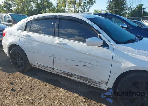 2012 Chrysler 200 Touring z USA, uszkodzony, nr VIN 1C3CCBBB2CN131747